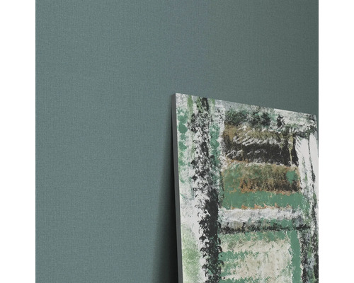 Nahaufnahme einer Wand mit einer Leinwand und einer abstrakten Malerei.