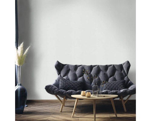 Wohnzimmer mit Sofa, Kissen und Beistelltisch