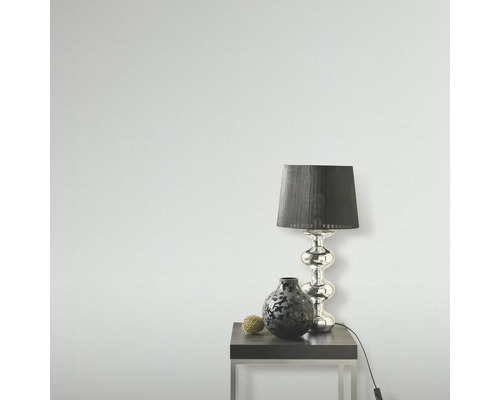 Szene mit einer Tischlampe, einer Vase und einer Zierkugel auf einem Beistelltisch.