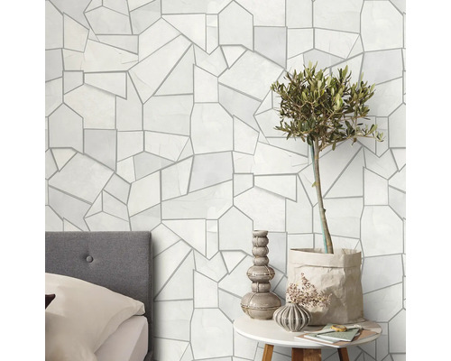 Wandgestaltung mit geometrischem Muster, Bett und Dekoration auf einem Tisch