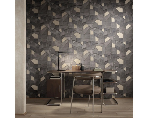 Modernes Arbeitszimmer mit Schreibtisch, Stuhl und Wandtapete in Steinoptik