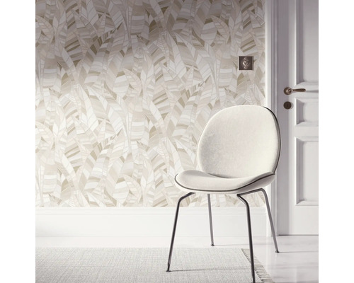 Dekoratives Zimmer mit Blattmuster-Tapete, Stuhl und Tür