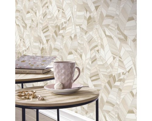 Gemusterte Tapete mit Blätterdesign hinter zwei Beistelltischen.