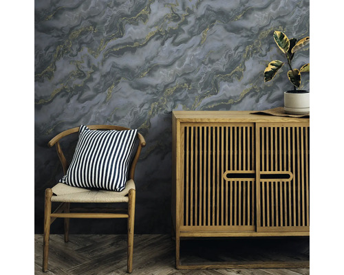 Dekorative Wandgestaltung mit Marmor Tapete, ergänzt durch Holzmöbel und einen Stuhl mit Kissen