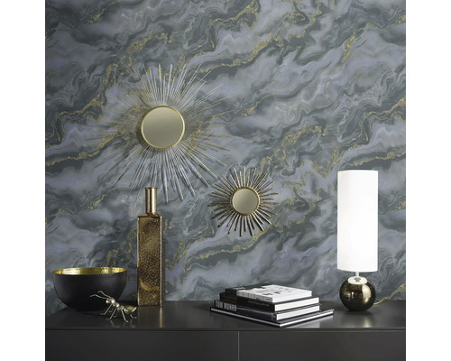 Dekoratives Interieur mit Spiegeln, Lampe, Vase und Schale auf einer Kommode vor einer gemusterten Wand