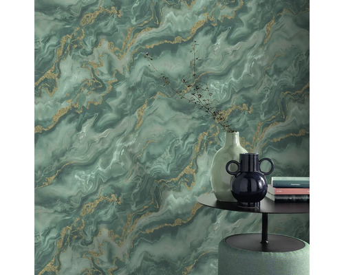 Dekorative Wand mit Marmormuster und Goldakzenten, ergänzt durch Beistelltisch und Vasen