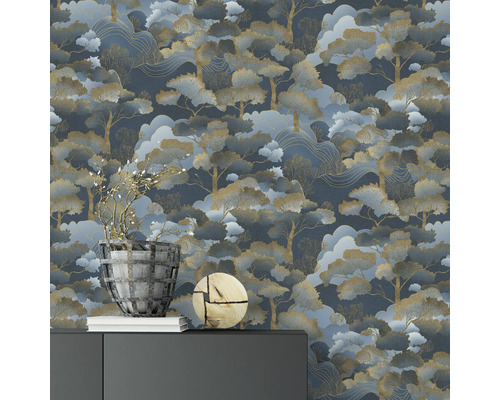 Tapete mit Baumdesign auf einem dunklen Sideboard