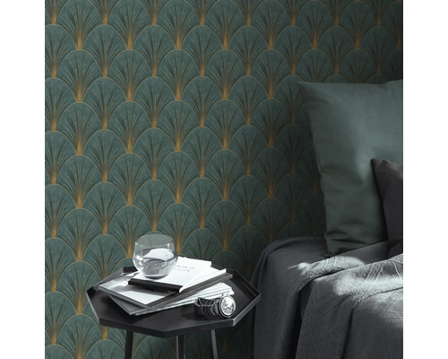 Zimmeransicht mit gemusterter Tapete im Art-Déco-Stil, Nachttisch und Bett