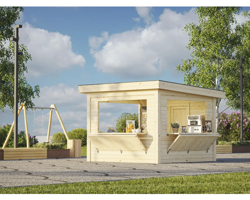 Holzverkaufsstand im Außenbereich mit geöffneten Fensterläden.