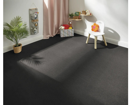 Kinderzimmer mit dunklem Teppichboden, Pflanze, Stuhl und Spielzeug