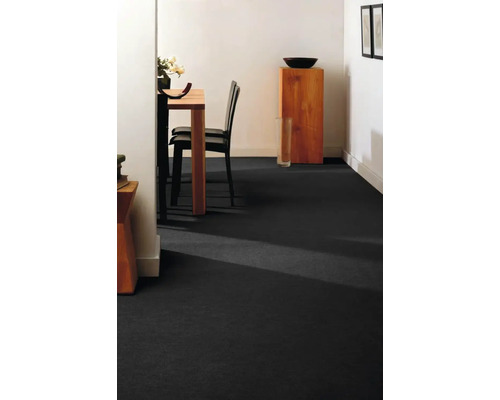 Esszimmer mit dunklem Teppichboden, Esstisch und Stühlen.