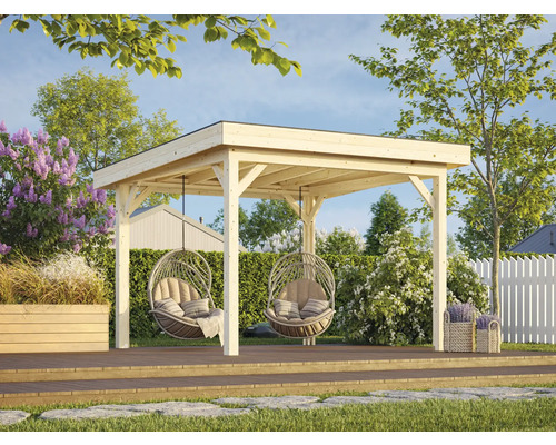 Holzterrasse mit Pavillon und zwei Hängesesseln im Garten.