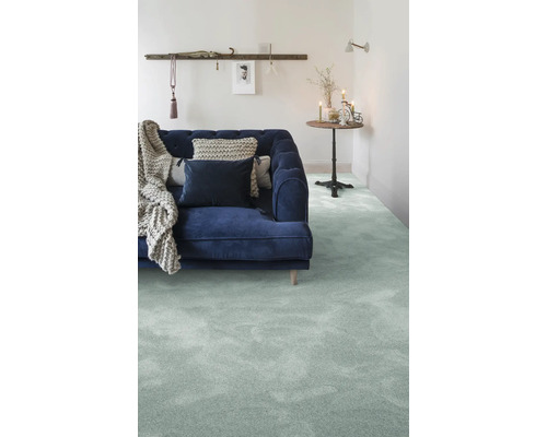 Wohnzimmer mit blauem Sofa, Teppich und Dekoration