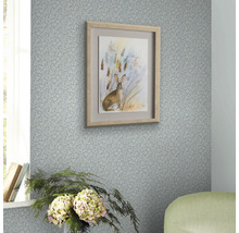 Dekorativer Raum mit gemusterter Tapete und einem gerahmten Hasenbild an der Wand