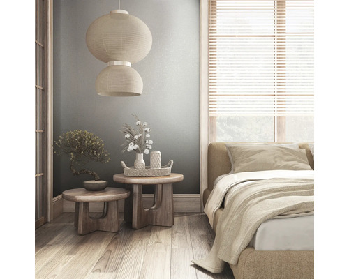 Schlafzimmer mit Bett, Nachttischen, Dekoration, Lampe und Jalousien für ein helles und organisiertes Ambiente.