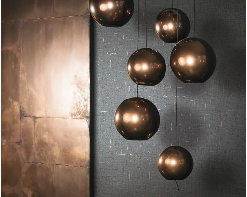 Mehrere runde Pendelleuchten in einem Raum.