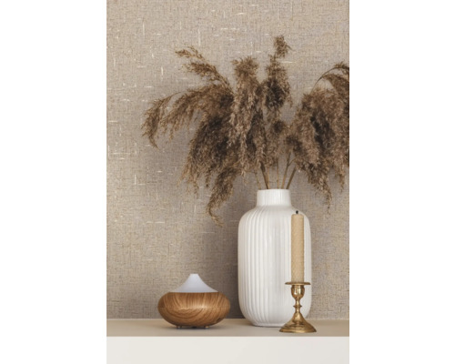 Dekorative Szene mit Vliestapete, Vase, Kerze und Diffusor
