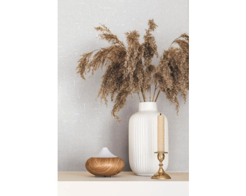 Dekorative Anordnung mit einem Aroma Diffuser, Kerzenständer mit Kerze und einer Vase mit Ziergras