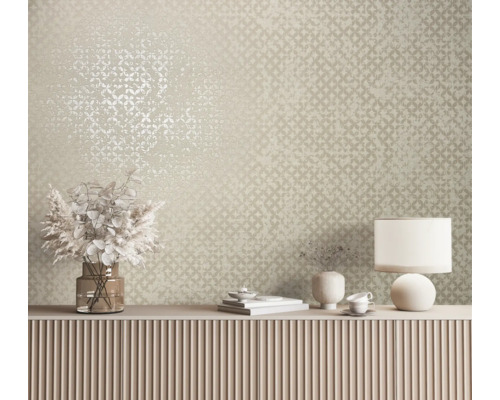 Raumansicht mit gemusterter Tapete, Kommode und Dekorationsgegenständen wie Vase und Lampe