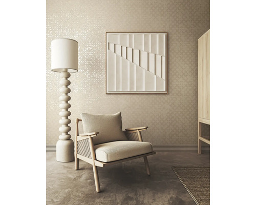 Wohnzimmer mit Sessel, Stehlampe und Wandbild