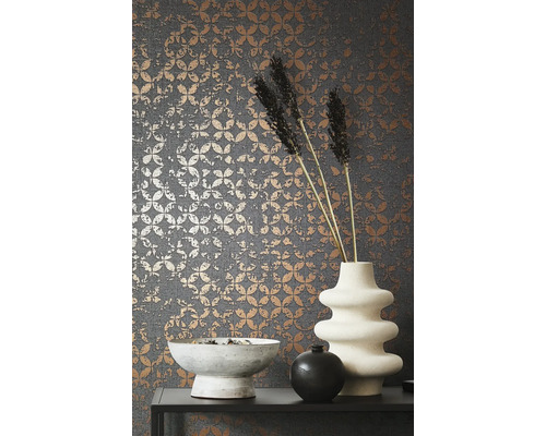 Dekorative Tapete mit Blütenmuster, Vase und Schale auf einem Tisch