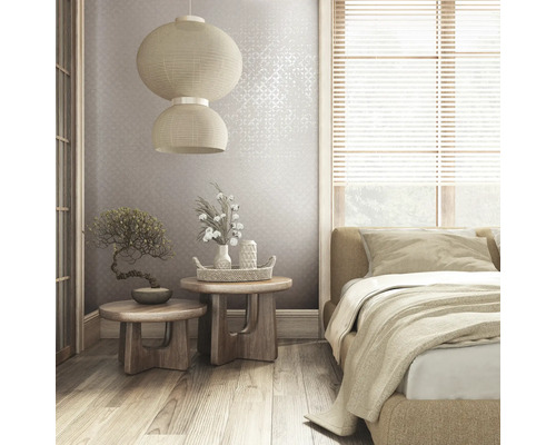 Schlafzimmer mit Doppelbett, Nachttischen, Bonsai, Dekoration und Papierlaterne