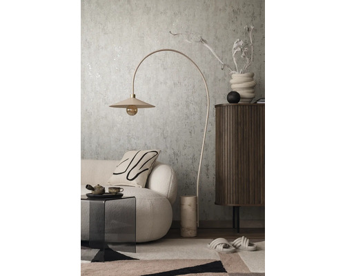 Wohnzimmer mit Stehlampe, Sofa, Beistelltisch und Kommode in einem stilvollen Ambiente