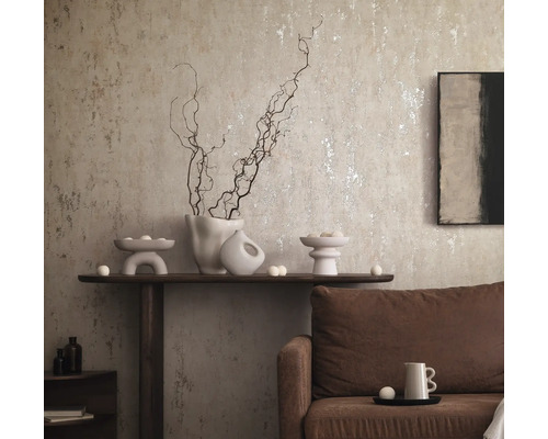 Einrichtungsgegenstände in einem Wohnzimmer mit gemusterter Tapete