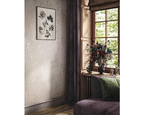 Wohnzimmer mit gemusterter Tapete, einem gerahmten Pflanzenbild, Vorhängen und einem Fenster mit Blumenarrangement