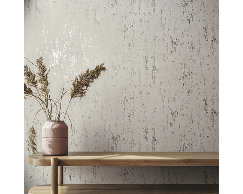 Wand mit Texturtapete, Tisch und Vase mit trockenem Gras