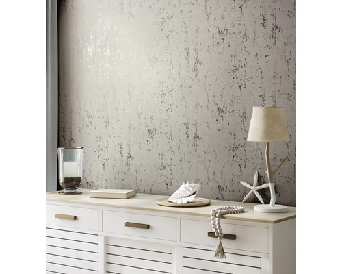 Dekoratives Interieur mit gemusterter Tapete, Kommode und Lampe