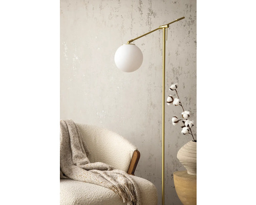 Szene mit Stehlampe, Sessel, Wolldecke und Baumwollzweig in Vase