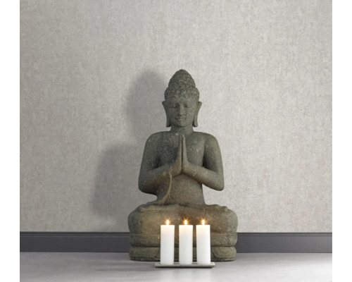 Dekorative Buddha Statue neben drei Kerzen