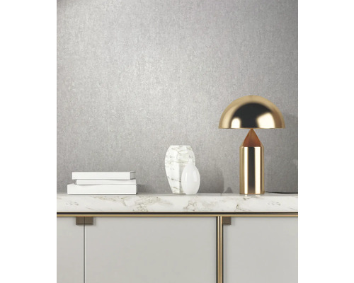 Dekorative Anordnung mit Lampe, Vasen und Büchern auf einem Sideboard