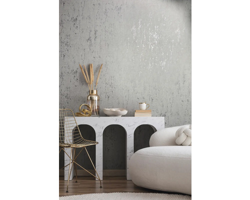 Innenraum mit strukturierter Tapete, dekorativen Elementen und Sitzmöbeln