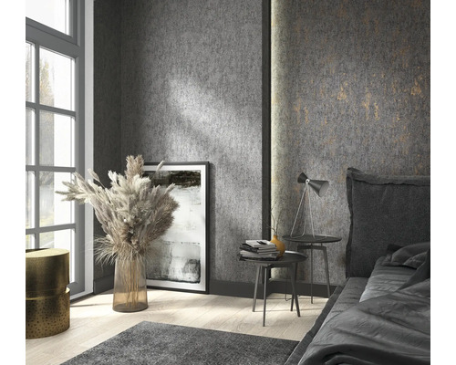 Schlafzimmer mit grauer gemusterter Tapete, Bett, Nachttischen und Dekorationen