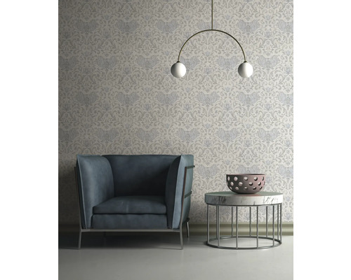 Wohnzimmer mit Sessel, Tisch und gemusterter Tapete