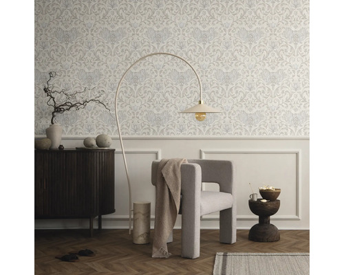 Wohnzimmer mit gemusterter Tapete, Sessel und Stehlampe