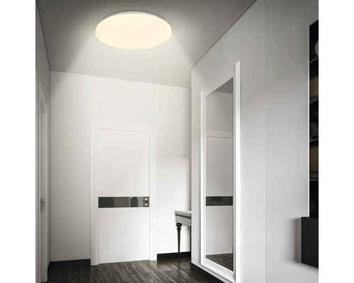 Deckenleuchte in einem hellen Flur