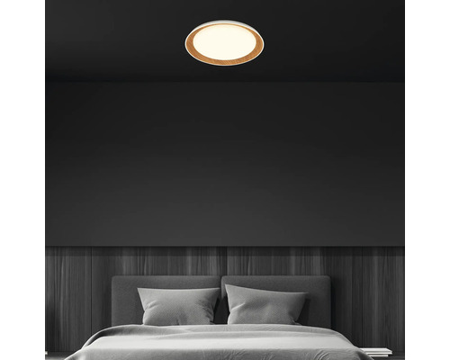 Schlafzimmer mit Doppelbett und runder Deckenleuchte