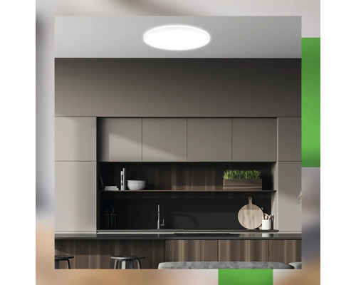 Deckenleuchte in einer modernen Küche mit Schränken und Regalen.