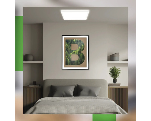 Schlafzimmer mit Doppelbett, Nachttischen und gerahmtem Kunstdruck