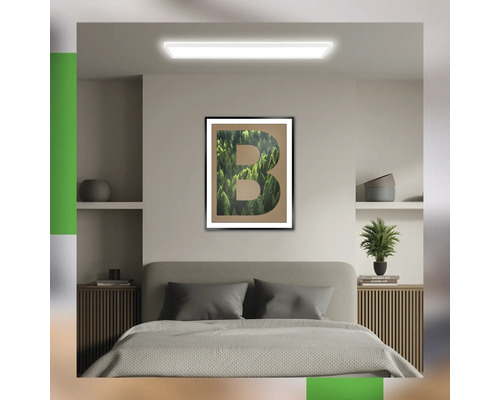 Schlafzimmer mit Bett, Nachttischen und einem Wandbild mit dem Buchstaben B, gefüllt mit einem Waldbild