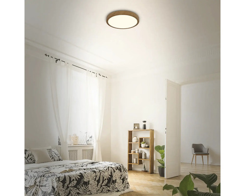 Schlafzimmer mit Deckenleuchte und Holzrahmen