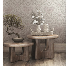 Dekorative Szene mit zwei Holzhockern, einem Bonsai, Vasen, Baumwollzweigen und einem Dekotablett vor einer gemusterten Tapete.