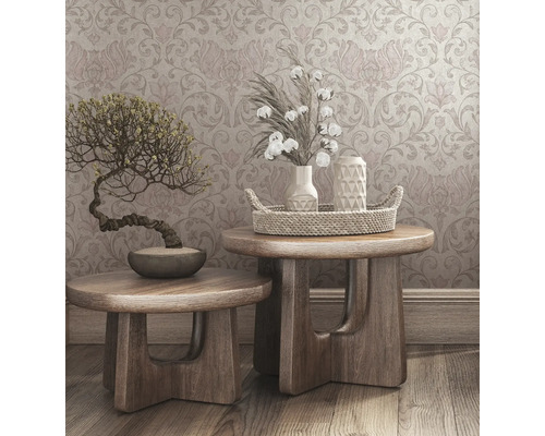 Dekorative Szene mit zwei Holzhockern, einem Bonsai, Vasen, Baumwollzweigen und einem Dekotablett vor einer gemusterten Tapete.