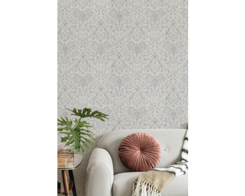 Wand mit Blumentapete hinter Sofa