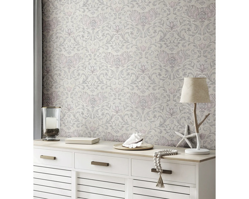 Dekoratives Zimmer mit floral gemusterter Tapete und Kommode