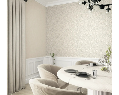 Esszimmer mit gemusterter Tapete, Vorhängen und rundem Tisch