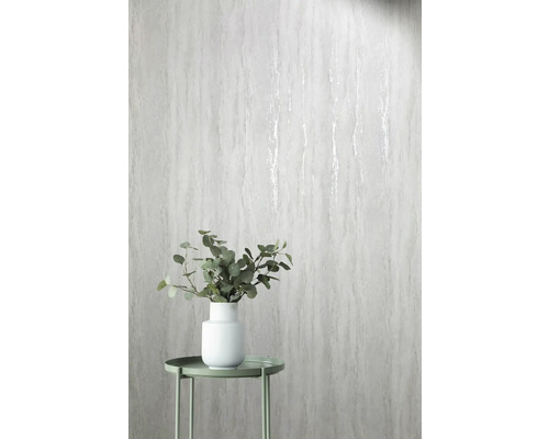 Dekorative Wand mit Tapete in Marmoroptik, Tisch und Vase mit Pflanzen